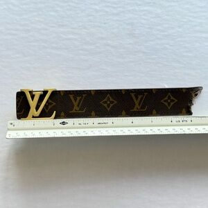 LV print torn belt & buckle.